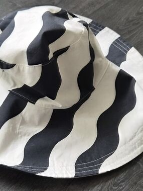 Black & White Wavy Spiral Bucket Hat